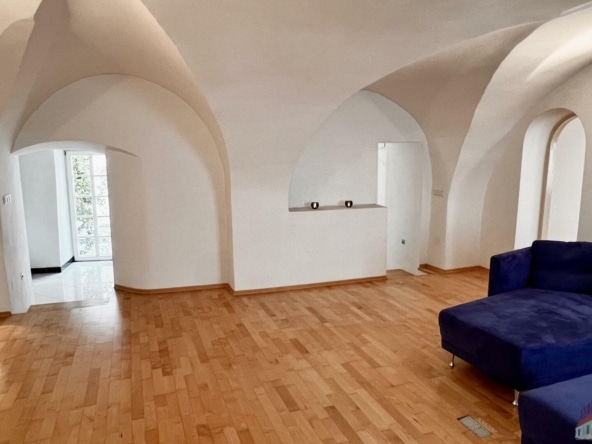 Wohnzimmer mit Blick Richtung Eingangsbereich