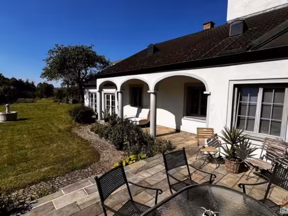 Terrassenblick auf Garten und Arkadengang