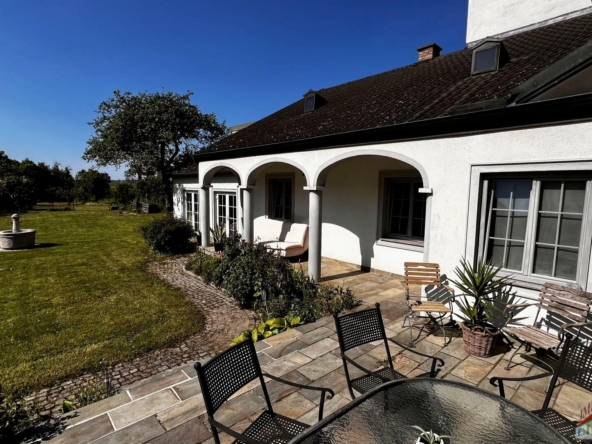 Terrassenblick auf Garten und Arkadengang