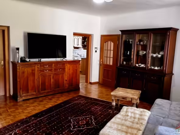 Wohnzimmer EG mit Blick Richtung Küche