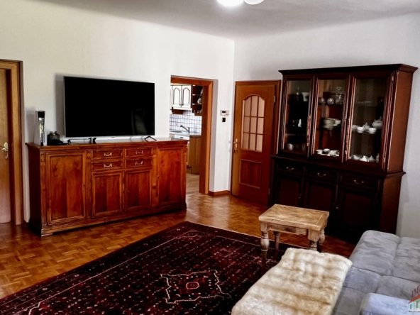 Wohnzimmer EG mit Blick Richtung Küche
