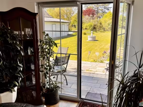 Wohnzimmerblick auf Terrasse und Garten im EG