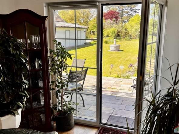 Wohnzimmerblick auf Terrasse und Garten im EG