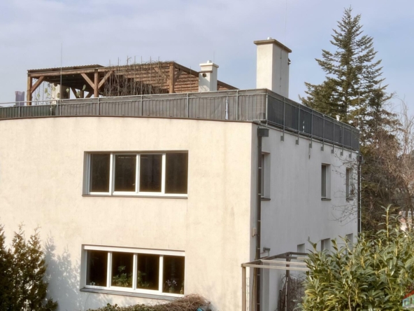 Außenansicht Wohnhaus mit Blick auf Dachterrasse