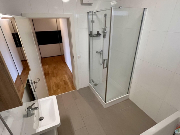 Badezimmer b
