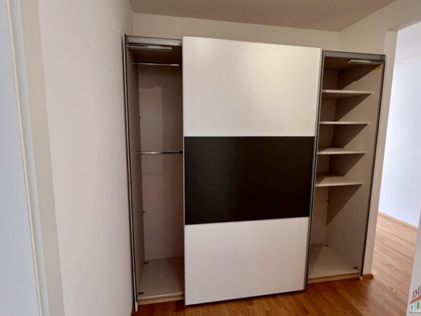 Gang mit Kleiderschrank