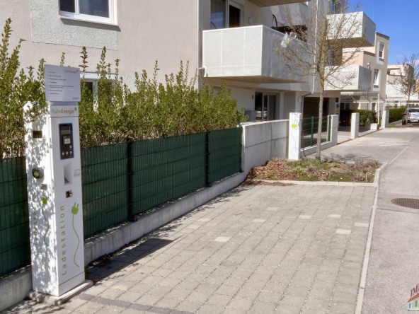 Zwei E-Tankspots direkt vor dem Haus