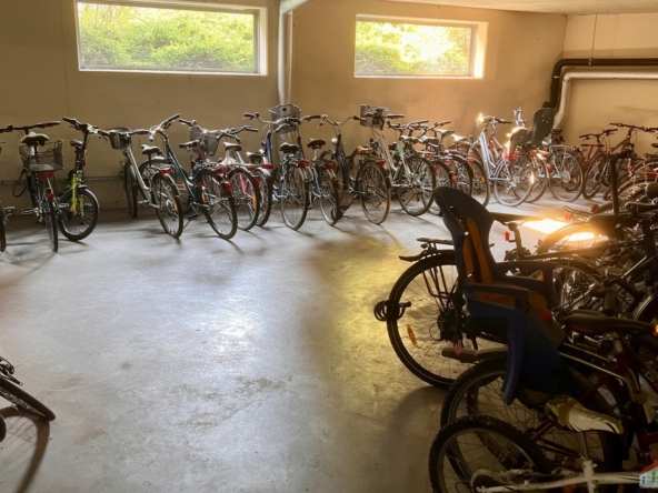 Riesiger Fahrradabstellbereich