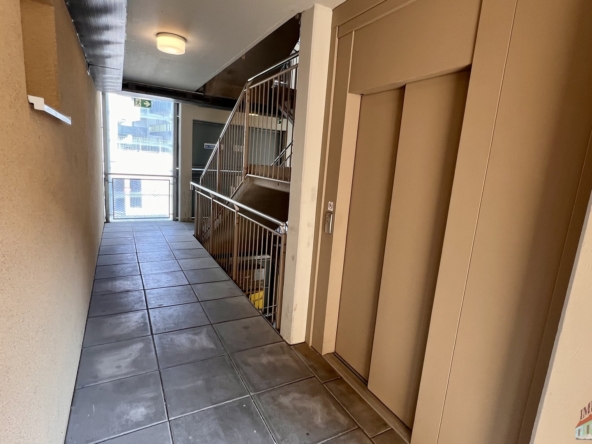 Gepflegtes Stiegenhaus mit Lift