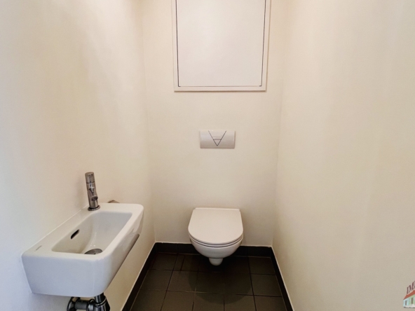Separates WC mit Handwaschbecken
