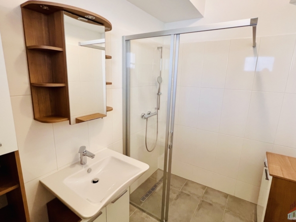 Badezimmer mit Walk-In-Dusche