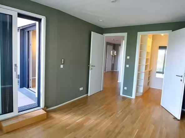Schlafzimmer mit Loggia und Boudoir