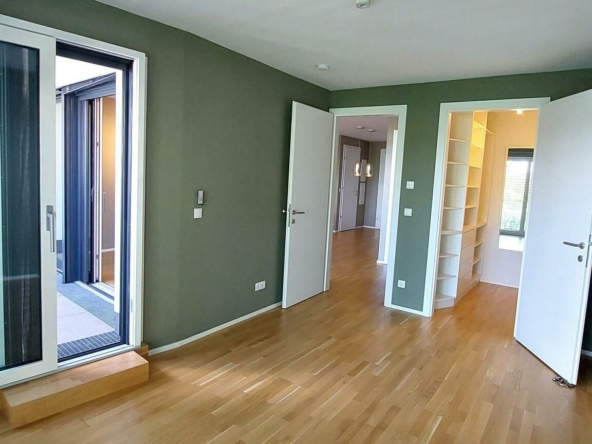 Schlafzimmer mit Loggia und Boudoir